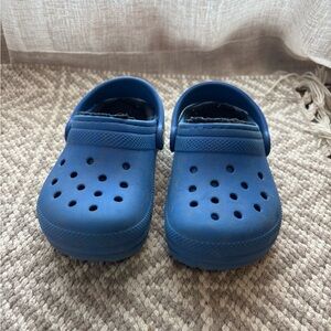 Children’s Blue Fuzzy Lined Crocs 💙